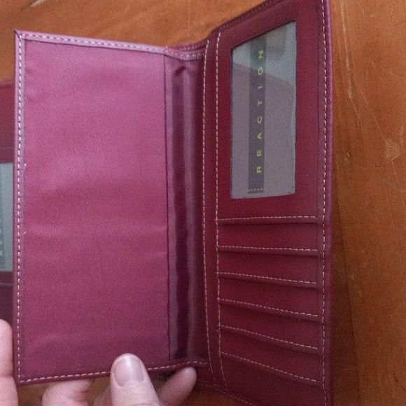 Kenneth Cole Reaction Burgundy Wallet - Picture 5 of 5